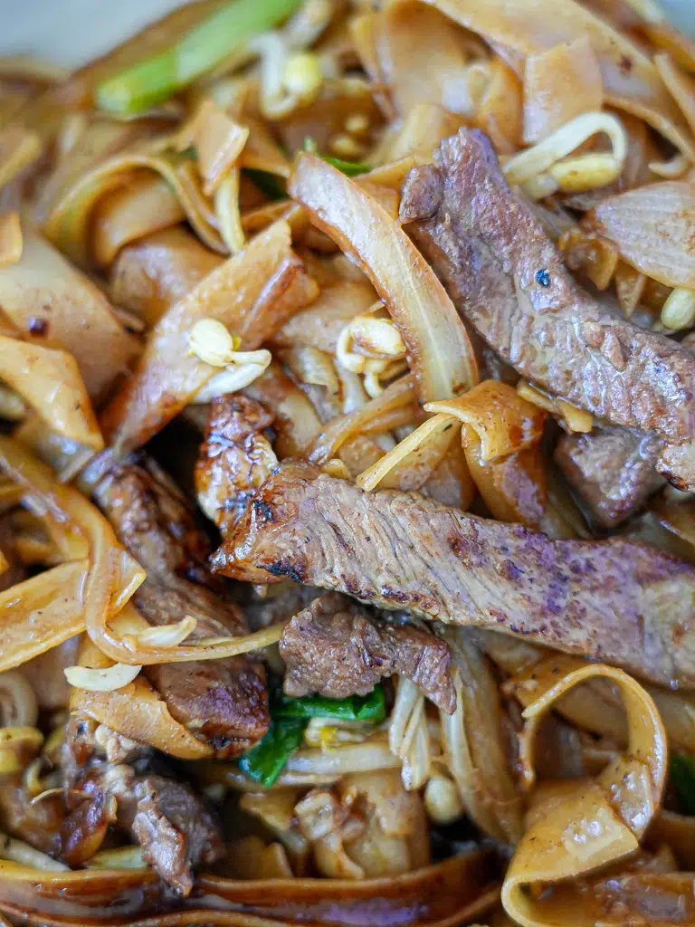 Stir-fried Beef with Flat Rice Noodles